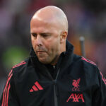 Zasvätenec z odvetvia tvrdí, že Liverpool a Arne Slot majú veľké otázniky