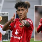 JJ Gabriel z Manchestru United oslavuje štvrtý gól svojho tímu v zápase počas Premier League hráčov do 18 rokov medzi Manchester United U18 a Middlesbrough U18 na tréningovom ihrisku Carrington.