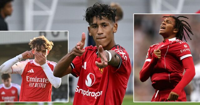 JJ Gabriel z Manchestru United oslavuje štvrtý gól svojho tímu v zápase počas Premier League hráčov do 18 rokov medzi Manchester United U18 a Middlesbrough U18 na tréningovom ihrisku Carrington.