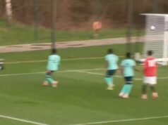 Zázračný muž Man Utd JJ Gabriel, 15, strelil úžasný gól, keď to ohromený Michael Carrick sledoval JJ Gabriel strelil úžasný gól Manchestru United do 18 rokov proti Wolves