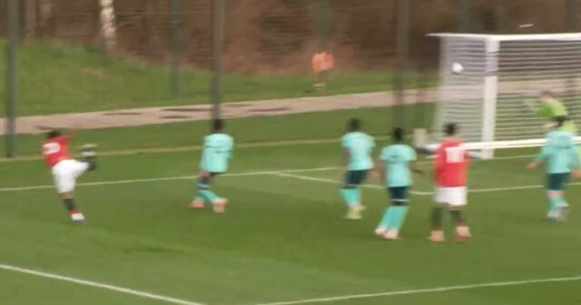 JJ Gabriel strelil úžasný gól Manchestru United do 18 rokov proti Wolves