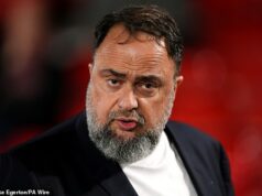 Zdá sa, že Evangelos Marinakis je v tejto sezóne na pokraji prepustenia TRETIEHO manažéra, píše TOM COLLOMOSSE, keďže skľúčený Sean Dyche zdanlivo prijíma svoj osud po bezzubej remíze. Evangelos Marinakis uvažuje o prepustení Seana Dychea - ale v tejto sezóne by nemal stlačiť spúšť tretieho manažéra