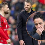 Michael Carrick, manažér Manchestru United, hovorí s Lukom Shawom z Manchestru United počas zápasu Premier League medzi Manchestrom United...