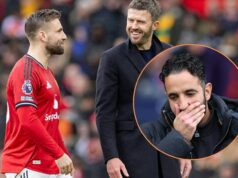 Zdá sa, že Luke Shaw po víťazstve Tottenhamu jemne zasiahol Rubena Amorima Michael Carrick, manažér Manchestru United, hovorí s Lukom Shawom z Manchestru United počas zápasu Premier League medzi Manchestrom United...