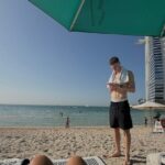 Šéf Chelsea Liam Rosenior prezradil, že naliehal na svojich hráčov vrátane Colea Palmera (vpravo s priateľkou Oliviou Holderovou), aby po pár dňoch voľna odišli a „vypli“.