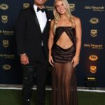 Dámska futbalová hviezda Indie Bostock (na snímke s Tevitou Naufahuovou) sa v piatok v skorých ranných hodinách prebudila a našla vo svojej hotelovej izbe votrelca.