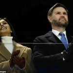 Americký viceprezident JD Vance, ktorý bol na ceremoniáli vypískaný, a druhá dáma Usha Vance