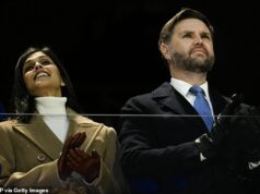 Zimné olympijské hry vyhlásené za otvorené v Miláne uprostred bizarného škandálu „brána penisu“, protestov ICE a známej zmesi hnevu a vzrušenia, píše RIATH AL-SAMARRAI Americký viceprezident JD Vance, ktorý bol na ceremoniáli vypískaný, a druhá dáma Usha Vance