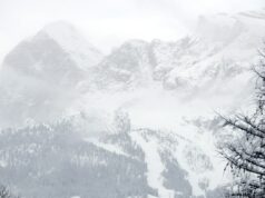 Zimné olympijské hry začínajú narušené prílišným SNEHU! Stavba nedokončená, lyžovanie zrušené… a eko-bojovníci robia neporiadok v prsteňoch v Miláne! Husté sneženie viedlo vo štvrtok k zrušeniu prvého tréningu ženského zjazdového lyžovania na Zimných olympijských hrách v Miláne v Cortine.