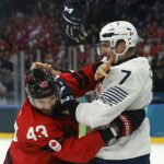 Francúzska hokejová federácia zakázala svojho vlastného hráča Pierra Crinona (R) za jeho činy počas a po prvom zápase na zimných olympijských hrách v Miláne v nedeľu večer.