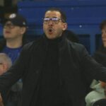 Hlavný tréner anglickej Chelsea Liam Rosenior gestikuluje na čiare počas futbalového zápasu anglickej Premier League medzi Chelsea a Leeds United na Stamford Bridge v Londýne 10. februára 2026. (Foto: Adrian Dennis / AFP cez Getty Images) / POUŽITIE OBMEDZENÉ NA REDAKCIU. Nepoužívať s nepovolenými audio, video, dátami, súpiskami zápasov, klubovými/ligovými logami alebo „živými“ službami. Online použitie v zápase je obmedzené na 120 obrázkov. Ďalších 40 obrázkov môže byť použitých v predĺžení. Žiadna emulácia videa. Používanie sociálnych médií počas zápasu je obmedzené na 120 obrázkov. Ďalších 40 obrázkov môže byť použitých v predĺžení. Nepoužíva sa v stávkových publikáciách, hrách alebo publikáciách pre jednotlivé kluby/ligy/hráčov. /