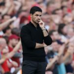 Mikel Arteta sa pozerá na Anfield