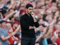 Zmluvná klauzula „Mad“ stála Arsenal 1,4 milióna libier predtým, ako hráč odišiel z klubu do Liverpoolu Mikel Arteta sa pozerá na Anfield