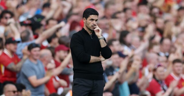 Mikel Arteta sa pozerá na Anfield