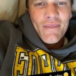 Tom Brady zdieľal obrázky vzácnej lenivej nedele, keď sa skončila jeho druhá komentátorská sezóna