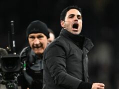 Zostávajúce zápasy Arsenalu a Man City v porovnaní s bojom o titul v Premier League nadobúdajú nový nádych Mikel Arteta gestikuluje