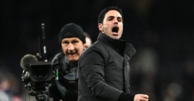 Mikel Arteta gestikuluje