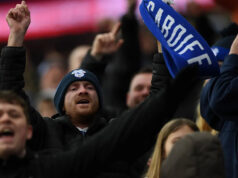 „Zostup je požehnaním“, ale problémy zostávajú – Cardiff je resetovaný Brian Barry-Murphy pozdravuje fanúšikov Cardiffu
