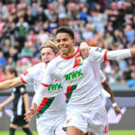 4. októbra 2025, Bavorsko, Augsburg: Futbal: Bundesliga, FC Augsburg - VfL Wolfsburg, 6. zápas, WWK-Aréna. Noahkai Banks (FC Augsburg) oslavuje po strelenom góle na 1:0. Fotografia: Harry Langer/dpa - DÔLEŽITÉ UPOZORNENIE: V súlade s predpismi Nemeckej futbalovej ligy DFL a Nemeckej futbalovej asociácie DFB je zakázané používať alebo nechať použiť fotografie zhotovené na štadióne a/alebo zo zápasu vo forme sekvenčných obrázkov a/alebo videosérií fotografií. (Foto Harry Langer / aliancia obrázkov cez Getty Images)