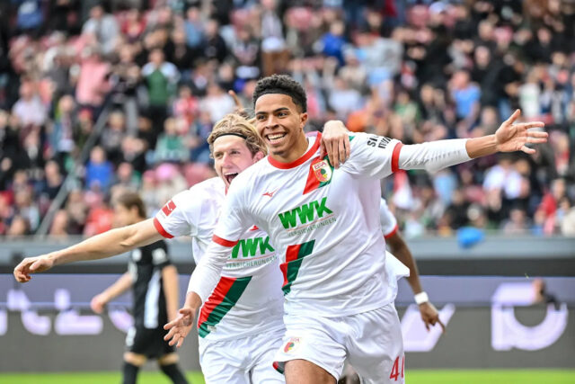 4. októbra 2025, Bavorsko, Augsburg: Futbal: Bundesliga, FC Augsburg - VfL Wolfsburg, 6. zápas, WWK-Aréna. Noahkai Banks (FC Augsburg) oslavuje po strelenom góle na 1:0. Fotografia: Harry Langer/dpa - DÔLEŽITÉ UPOZORNENIE: V súlade s predpismi Nemeckej futbalovej ligy DFL a Nemeckej futbalovej asociácie DFB je zakázané používať alebo nechať použiť fotografie zhotovené na štadióne a/alebo zo zápasu vo forme sekvenčných obrázkov a/alebo videosérií fotografií. (Foto Harry Langer / aliancia obrázkov cez Getty Images)