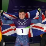 Matt Weston pózuje na svojej kostre - je britským hrdinom zlatej medaily na zimných olympijských hrách