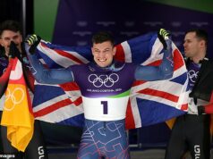 Zoznámte sa s britským hrdinom zimných olympijských hier so zlatou medailou: Matt Weston rozpráva kostrové preteky rýchlosťou 90 míľ za hodinu – a musí zdieľať posteľ so svojím najbližším súperom! Matt Weston pózuje na svojej kostre - je britským hrdinom zlatej medaily na zimných olympijských hrách