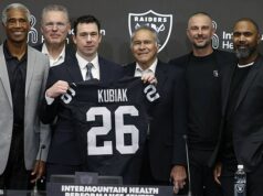 Zoznámte sa s mužom, ktorý stojí za obrovským hazardom Toma Bradyho v Las Vegas: Klint Kubiak práve vyhral Super Bowl… teraz musí zachrániť Raiders Klint Kubiak sa po víťazstve v Super Bowle ujal funkcie hlavného trénera Las Vegas Raiders