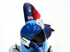 Zoznámte sa s najlepšou britskou nádejou na zlatú medailu na zimných olympijských hrách – Matt Weston rozpráva o pretekoch skeletu rýchlosťou 90 míľ za hodinu a o tom, že musí zdieľať posteľ so svojím najbližším súperom! Matt Weston pózuje na svojej kostre - je to najlepšia britská nádej na zlatú medailu v Cortine