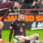 Na snímke zranení hráči Hearts s kapitánom Lawrencom Shanklandom