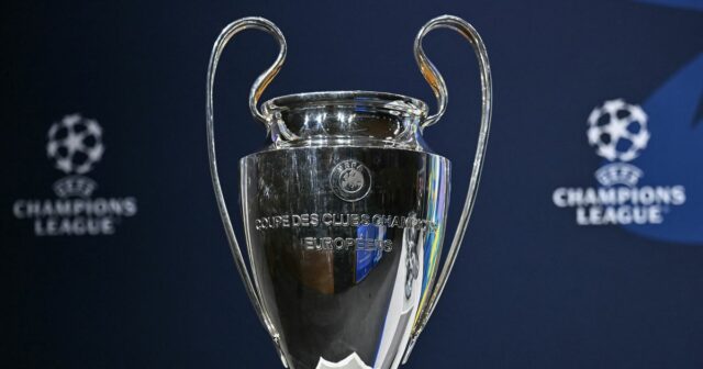 Andrey Arshavin (L) počas žrebu osemfinále Ligy majstrov 2021