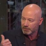 Alan Shearer hovorí v štúdiu vo Villa Park