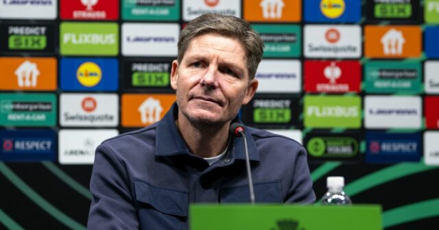 MOSTAR, BOSNA A HERCEGOVINA - 19. FEBRUÁRA: Oliver Glasner, manažér Crystal Palace, reaguje počas zápasu vyraďovacej časti UEFA Conference League 2025/26 v prvom zápase play-off medzi HSK Zrinjski Mostar a Crystal Palace FC na štadióne HSK Zrinjski 19. februára 2026 v Bosne a Herzegovine. (Foto: Sebastian Frej/Getty Images)