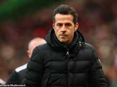 Zúrivý šéf Fulhamu Marco Silva odsúdil „strašné“ rozhodnutie VAR po neskorom víťazstve Man United 3:2: „Je to prvýkrát v tejto sezóne, čo sme to videli“ Marco Silva kritizoval podľa neho bezprecedentné rozhodnutie VAR udeliť Manchestru United priamy kop vedúci k ich úvodnému gólu počas porážky Fulhamu 3:2 na Old Trafford.