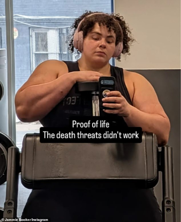 „Biologický muž“ zbavený titulu Najsilnejšia žena sveta Jammie Booker sa Jammie Booker, najsilnejšia žena na svete, ktorej bol odobratý titul, sa opäť objavila