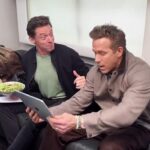 Ryan Reynolds, ktorý sledoval žreb FA Cupu v spoločnosti superhviezdy Hugha Jackmana, vyzeral ohromene, že Wrexham vytiahol Chelsea.