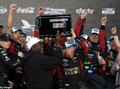 „Extatický“ Michael Jordan je divoký, keď jeho jazdec NASCAR vyhrá Daytona 500: „Mám pocit, že som vyhral šampionát“ Michael Jordan okúsil v nedeľu na pretekoch Daytona 500 svoje prvé víťazstvo v NASCAR s 23XI Racing