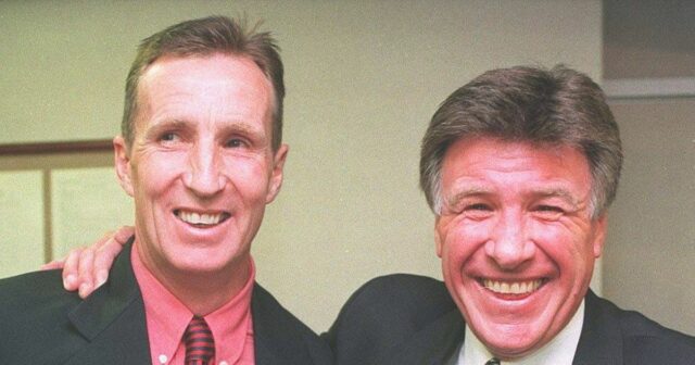 Joey Jones z Liverpoolu vybehol z tunela počas sezóny 1976/77 na Anfielde