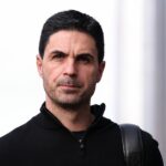 Mikel Arteta sa pozerá