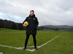 „Požiadal som Jamieho Vardyho, aby za mňa prišiel hrať“: CHRISTIAN FUCHS na svojej „najťažšej výzve“ zachrániť Newport County, trik Claudia Ranieriho, ktorý používa, a jeho ambície v Leicester City Christian Fuchs, bývalý obranca Leicestru City, je vo svojej prvej práci v manažmente v Newport County, ktorý sa snaží zachrániť pred zostupom.