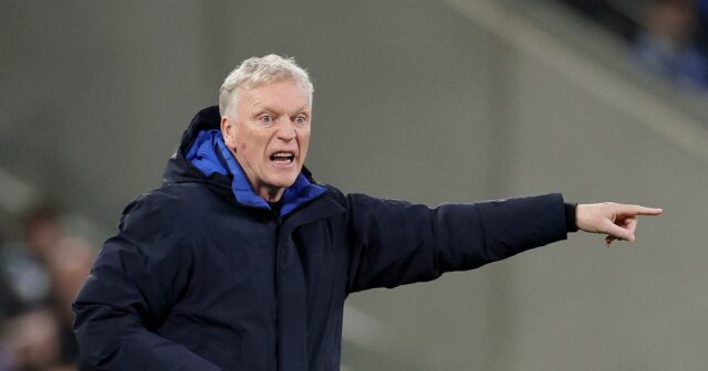 „Temné umenie“ Arsenalu bolo zdôraznené, keď David Moyes vyzýval na Gabriela z Arsenalu drží Lisandro Martinez z Manchestru United na blížiaci sa roh