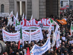 „Žiadny ľad v Taliansku“: Stovky ľudí protestovali proti nasadeniu na zimné olympijské hry | zimné olympijské hry „Žiadny ľad v Taliansku“: Stovky ľudí protestovali proti nasadeniu na zimné olympijské hry | zimné olympijské hry