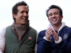 10-slovný odkaz majiteľa Wrexhamu adresovaný Chelsea hovorí veľa po súboji o FA Cup Ryan Reynolds, spolumajiteľ Wrexhamu, a Robert McElhenney, spolumajiteľ Wrexhamu, komunikujú pri prechádzke po ihrisku pred zápasom Sky Bet Championship medzi Wrexhamom AFC a Watfordom na Racecourse Ground 13. decembra 2025 vo Wrexhame vo Walese.