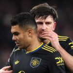 LONDÝN, ANGLICKO - 25. JANUÁRA: Harry Maguire z Manchestru United sa rozpráva so spoluhráčom Casemirom počas zápasu Premier League medzi Arsenalom a Manchestrom United na Emirates Stadium 25. januára 2026 v Londýne v Anglicku. (Foto: Alex Pantling/Getty Images)