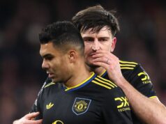 Šéfovia Man Utd „dosiahli dohodu o prestupe“ podľa plánu Casemiro a Harryho Maguirea LONDÝN, ANGLICKO - 25. JANUÁRA: Harry Maguire z Manchestru United sa rozpráva so spoluhráčom Casemirom počas zápasu Premier League medzi Arsenalom a Manchestrom United na Emirates Stadium 25. januára 2026 v Londýne v Anglicku. (Foto: Alex Pantling/Getty Images)
