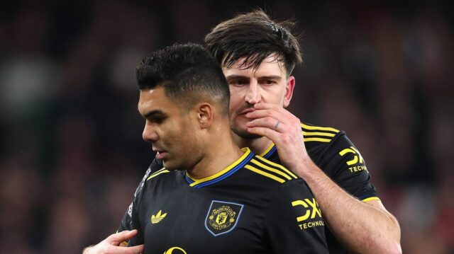 LONDÝN, ANGLICKO - 25. JANUÁRA: Harry Maguire z Manchestru United sa rozpráva so spoluhráčom Casemirom počas zápasu Premier League medzi Arsenalom a Manchestrom United na Emirates Stadium 25. januára 2026 v Londýne v Anglicku. (Foto: Alex Pantling/Getty Images)