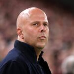 Arne Slot sa pozerá pred zápasom na Anfielde