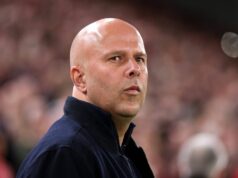 Bezprostredná budúcnosť Arneho Slotu v Liverpoole je jasnejšia, pretože sa objavuje hlavná stopa Arne Slot sa pozerá pred zápasom na Anfielde