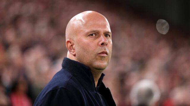 Arne Slot sa pozerá pred zápasom na Anfielde