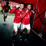 Bruno Fernandes (vľavo) má za sebou stovku gólov a asistencií za Manchester United