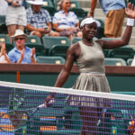 Zásnubný prsteň Aryny Sabalenkovej je vidieť, keď hrá futbal na trávniku počas turnaja BNP Paribas Open v Indian Wells v Kalifornii, v stredu 4. marca 2026. Sabalenka a jej snúbenec Georgios Frangulis sa večer predtým zasnúbili.